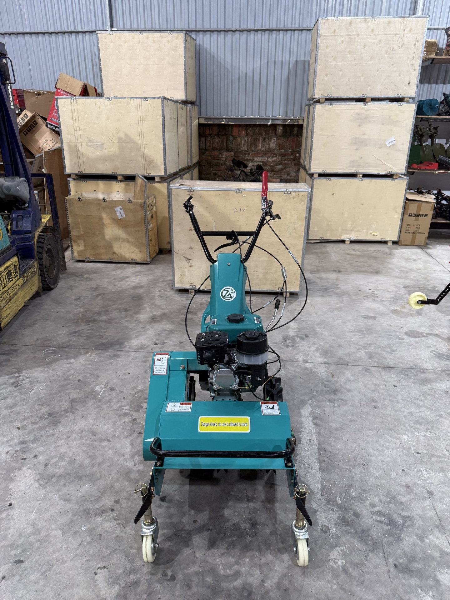 máy băm cỏ đẩy tay chạy xăng zg50