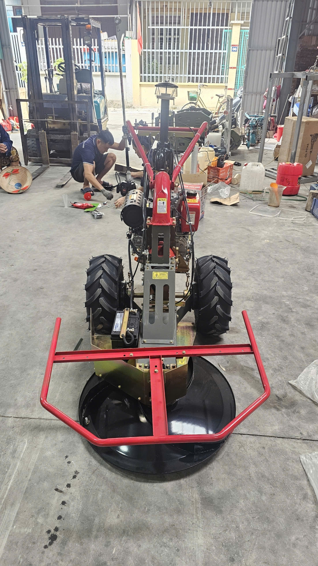 Máy cắt cỏ mâm xoay chạy dầu có đề 195f
