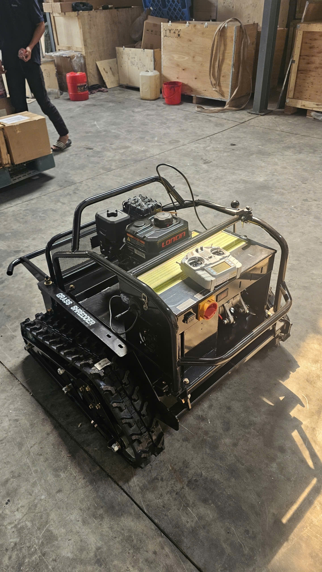 robot băm cỏ chạy xăng