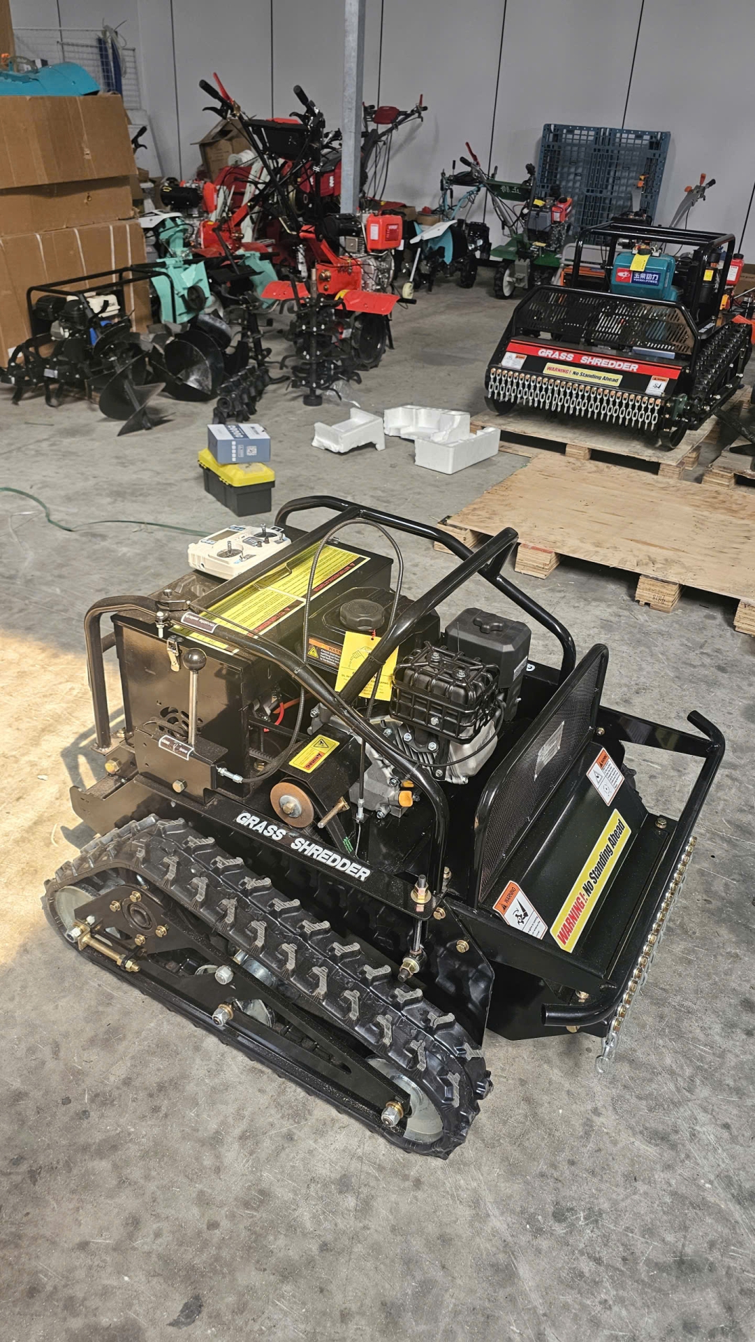 robot băm cỏ chạy xăng loncin điều khiển từ xa