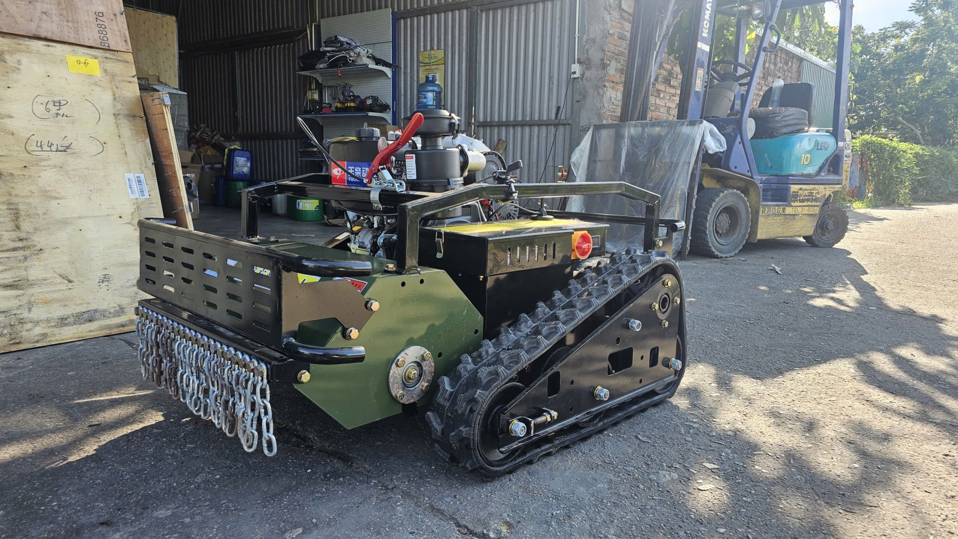 máy băm cỏ điều khiển từ xa 1 mét yuchai 20hp