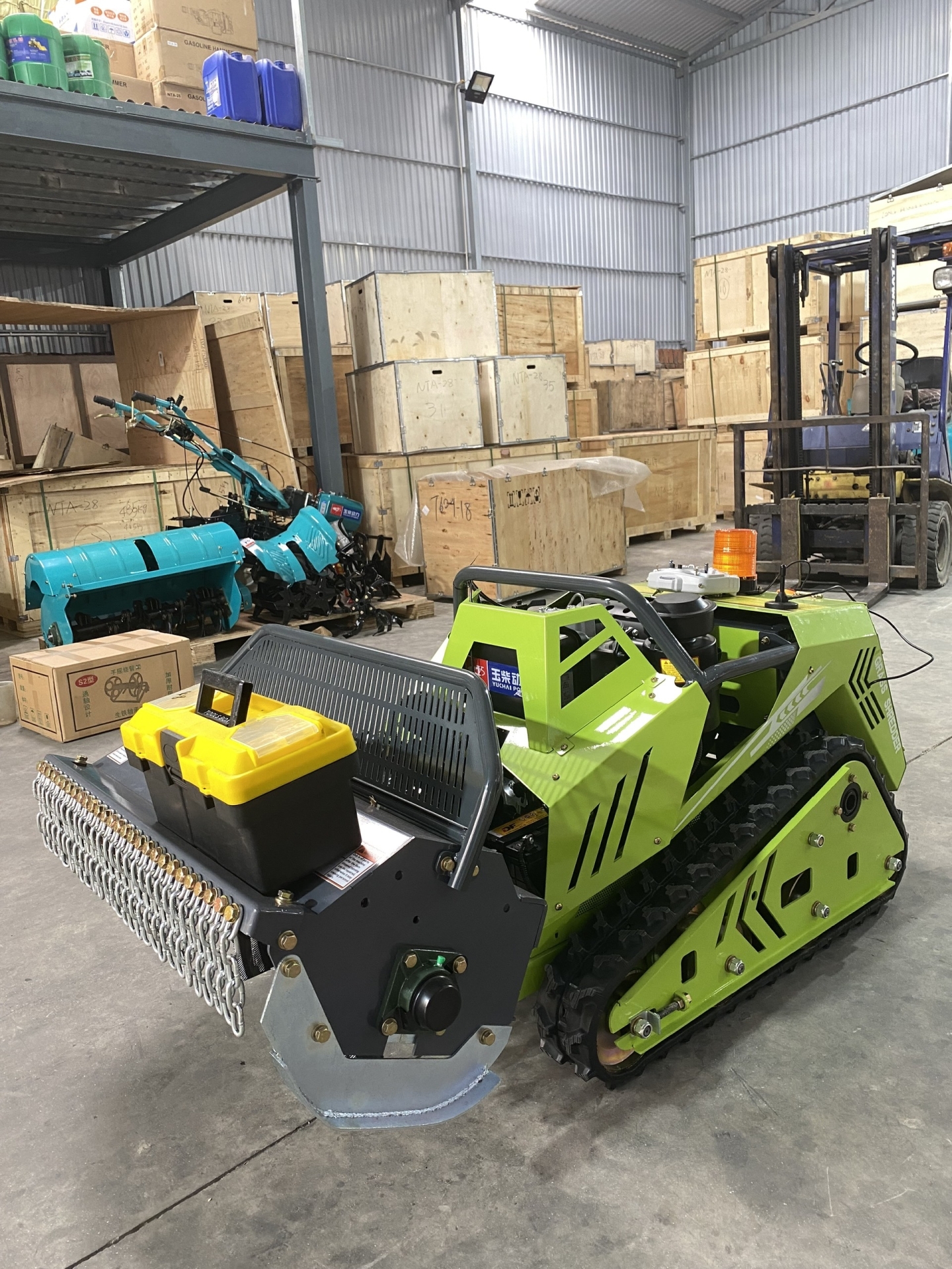 Robot băm cỏ b&aacute;nh x&iacute;ch trục 80cm, yuchai 20hp, chạy đồi dốc