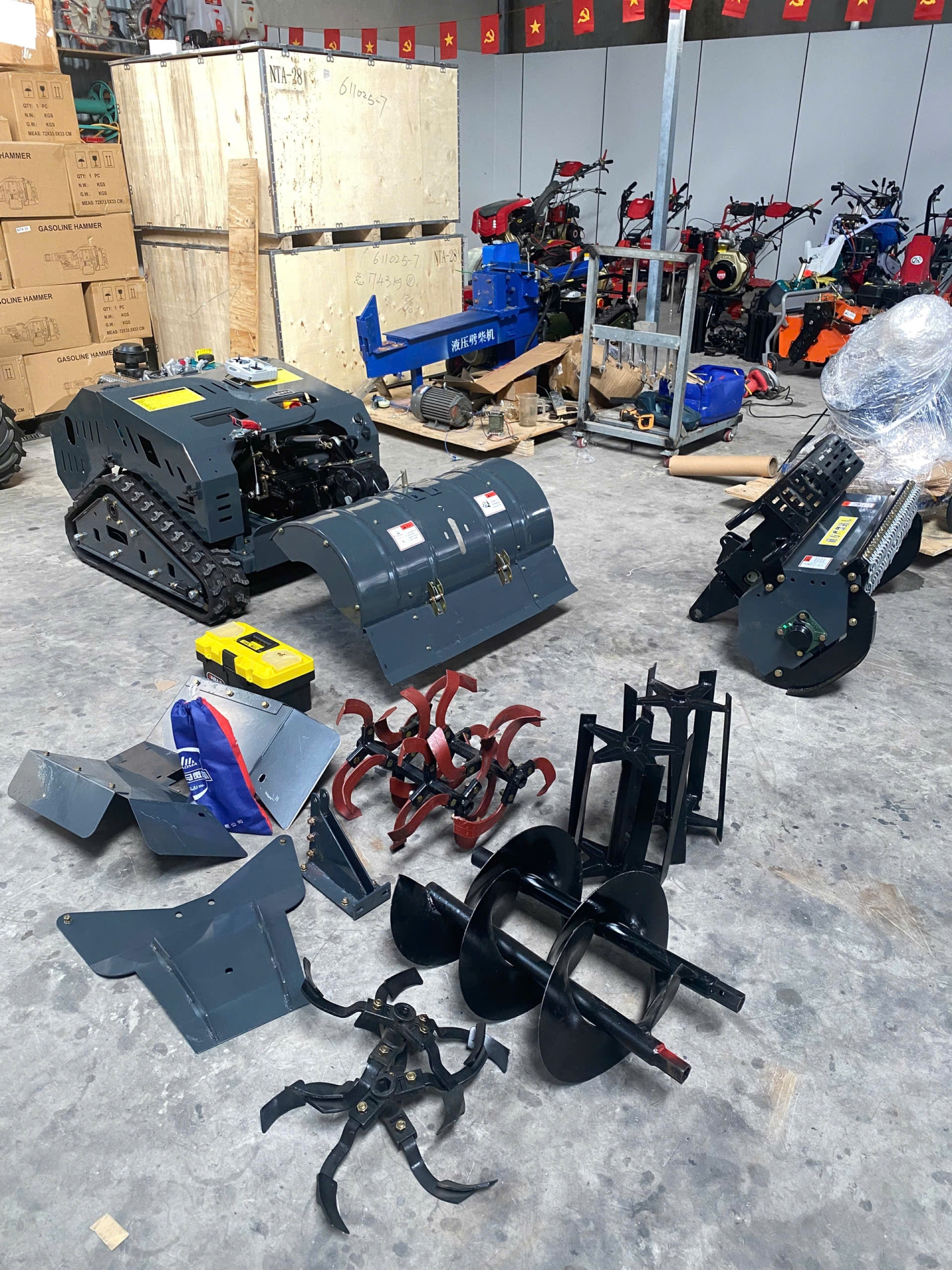 ảnh thực tế máy băm cỏ điều khiển từ xa bánh xích đa năng