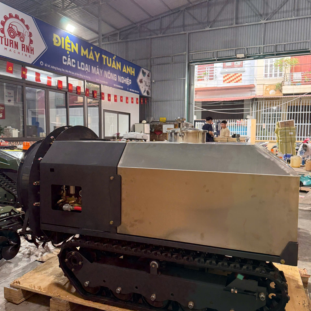 m&aacute;y phun thuốc điều khiển từ xa